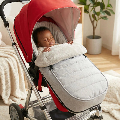 chancelière poussette gris clair chaud avec bébé dans une poussette sécurisée sortie hivernale