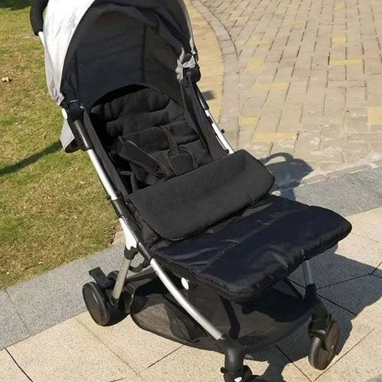 Chanceliere poussette isolation thermique, ouvertures noire harnais universelles et capuche ajustable pour garder bébé au sec et au chaud.
