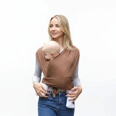 Écharpe porte bébé brun ergonomique en studio