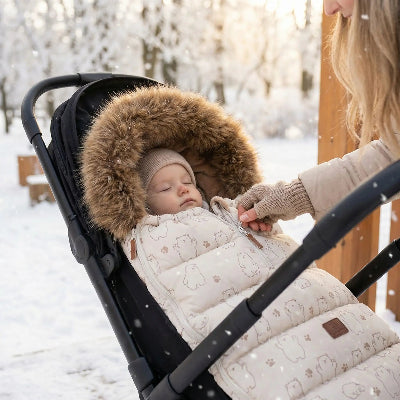 Chancelière poussette imperméable et coupe-vent, gardant bébé au chaud et au sec même par -10°C, pour des promenades sereines.