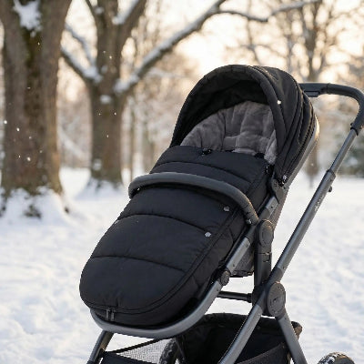 Chancelière poussette imperméable et coupe-vent, pour des sorties sereines avec bébé même par -10°C.