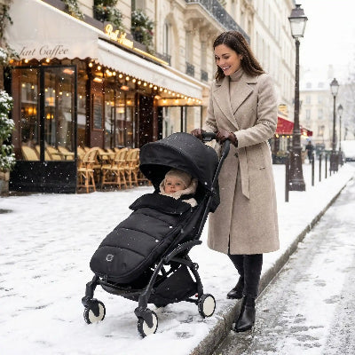 Chancelière poussette noire chaude protège bébé du froid, de la neige et du vent lors des promenades hivernales, idéal pour les sorties en famille.
