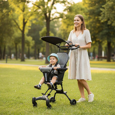 Maman profite de la promenade avec son fils poussette travelLite  regulier