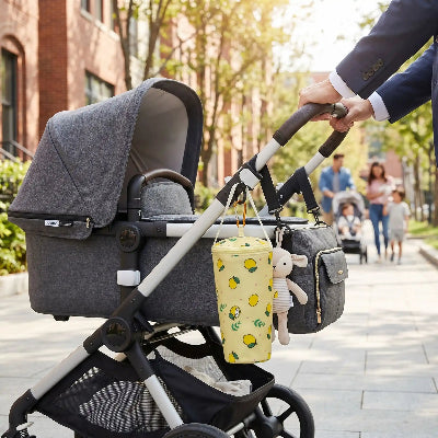 Porte biberon accroché de la poussette du bébé à motifs limonade 