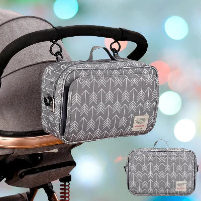 Sac à langer de voyage bébé grande capacité BabyBag™ attaché à une poussette pour organiser facilement les affaires de bébé