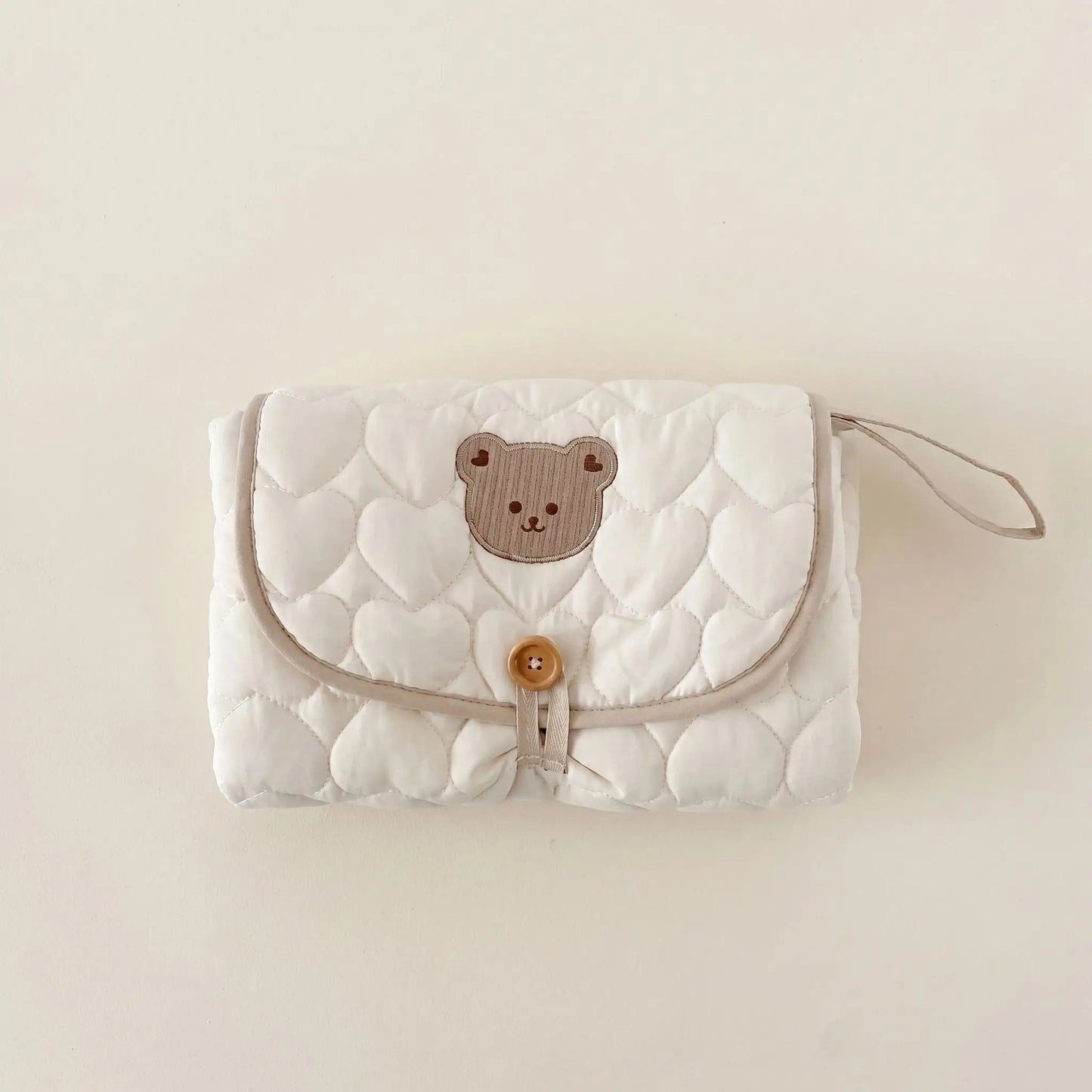 Tapis à langer nomade blanc et brun pour bébé et maman idéal pour les sorties et voyages quotidiens