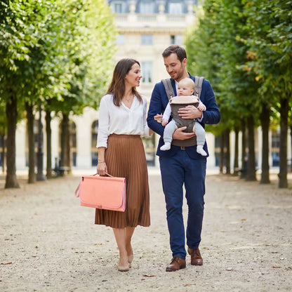 Tapis à langer nomade rose dans une sortie en famille dans un parc en france 