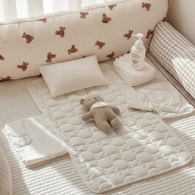 Tapis à langer nomade blanc confortable pour changer bébé avec sécuritée
