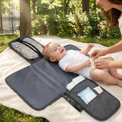 Tapis à langer nomade sortie de maman et bébé au parc