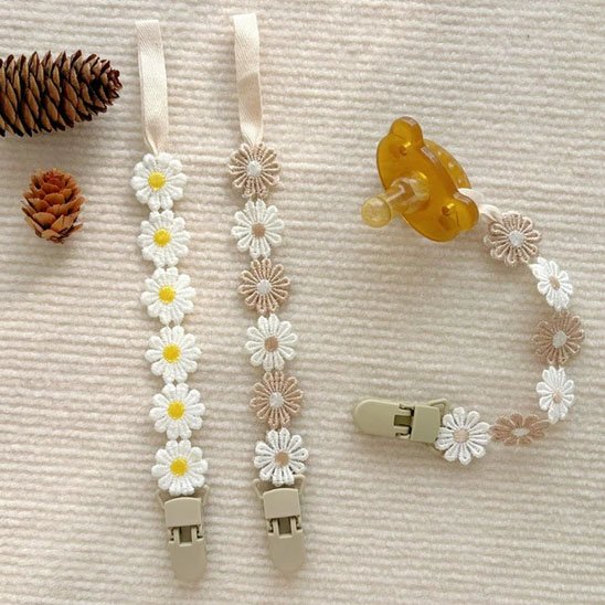 Attache tetine design fleurs