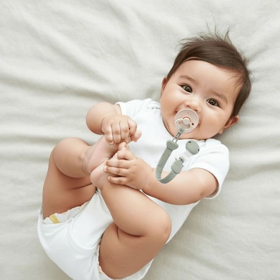 Attache tetine  permet au bébé de manipuler facilement l'attache