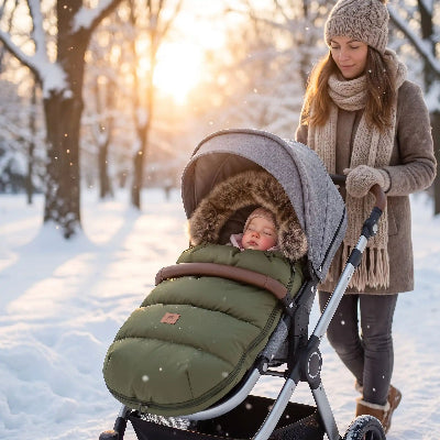 Chancelière poussette et bébé bien couvert confortable lors d’une promenade hivernale