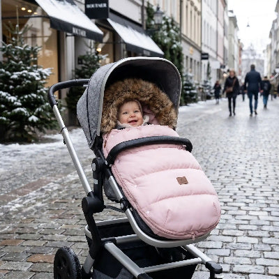 Chancelière poussette avec bébé en promenade   dans une chancelière poussette pratique