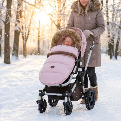 chancelière poussette universelle bebe 0-36 mois chaud dans une promenade au parc avec maman