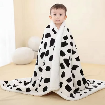 Couverture bébé cocooning avec capuche intégrée et texture pelucheuse idéale pour sieste ou poussette