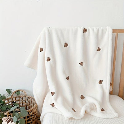 Couverture bébé cocooning en flanelle avec capuche pour garder bébé au chaud après le bain