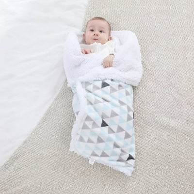 Couverture bébé double épaisseur matelassée avec design géométrique moderne et tissu polaire confortable