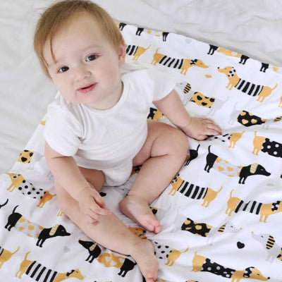 Couverture bébé double face avec imprimés animaliers et texture minky confortable pour enfant