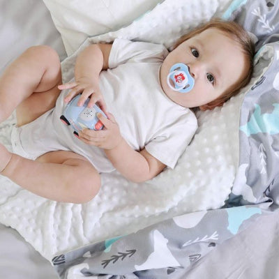Couverture bébé douce avec motifs animaux nordiques et surface minky sensorielle