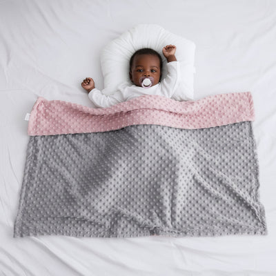Couverture bébé douce et respirante en tissu corail minky avec surface gaufrée apaisante pour le confort du nourrisson
