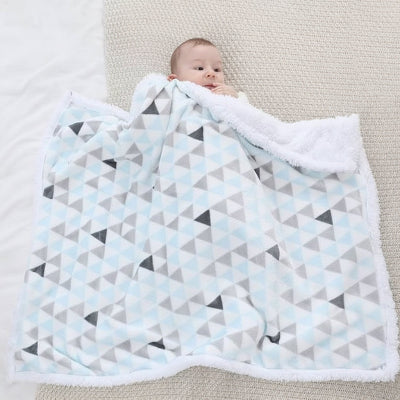 Couverture bébé réversible douce avec motifs triangles et texture peluche blanche type sherpa