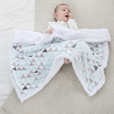 Couverture bébé réversible en tissu corail avec motifs géométriques triangulaires et face sherpa douce