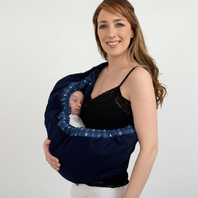 Echarpe de portage ajustable bleu marine pour transporter bébé confortablement au quotidien