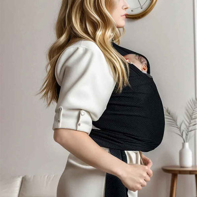 Écharpe porte bebe noir avec bebe dormant confortablement