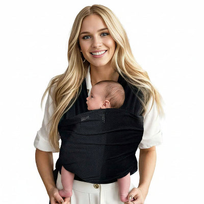 Écharpe porte bebe noire ergonomique avec maman utilisation quotidienne 