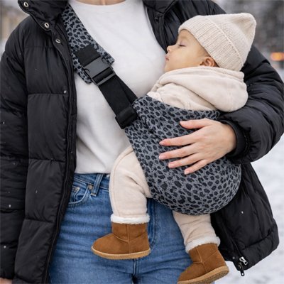 Porte bebe pliable facile à ranger dans un sac ou une poussette, design ergonomique pour usage quotidien