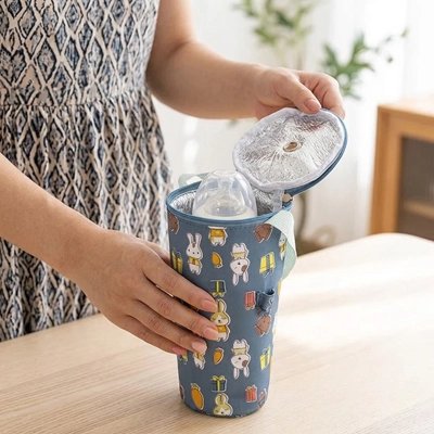 Porte biberon compact en tissu isolant, protégeant le biberon des chocs tout en maintenant sa température durant les déplacements