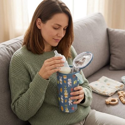 Porte biberon isotherme avec fixation universelle pour poussette, conservant la température du biberon chaud ou froid pendant les sorties avec bébé