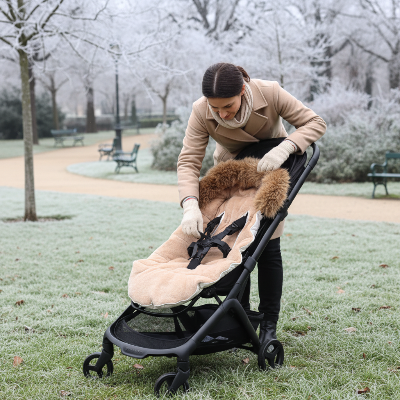 Poussette chancelière sécurisée et confortable grâce à la chancelière universelle, idéale pour les balades en famille sous la neige et le froid de l’hiver.