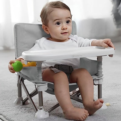 Rehausseur chaise​ bébé double usage, s’installe sur une chaise ou s’utilise au sol, avec rangement dorsal pratique pour accessoires.