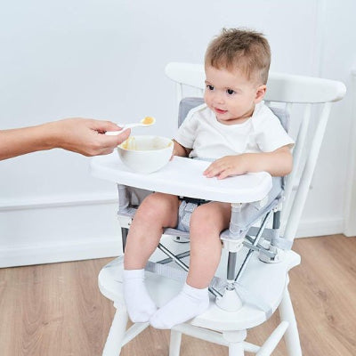 Rehausseur chaise​ pliable avec structure rétractable, hauteur réglable et plateau amovible, idéal pour les repas à la maison ou en déplacement.