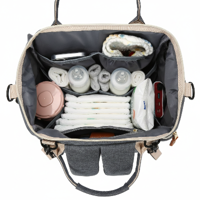 Sac à dos à langer ouvert avec compartiments organisés pour couches biberons et accessoires bébé