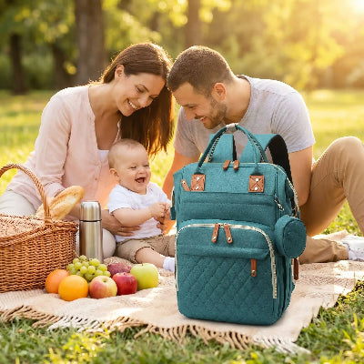 Famille avec bébé profitant d’un pique-nique avec sac à dos à langer grande capacité au parc