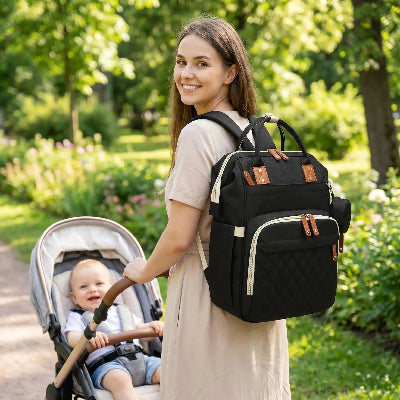 Maman en ville avec sac à dos à langer multifonction pour sorties quotidiennes avec bébé