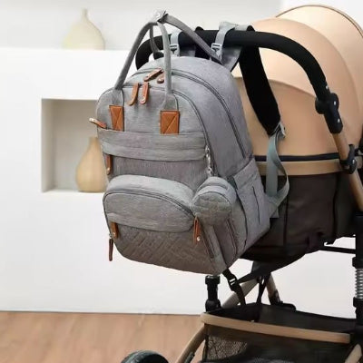 Sac à langer design moderne avec poches latérales pour gourdes et accès rapide aux essentiels bébé