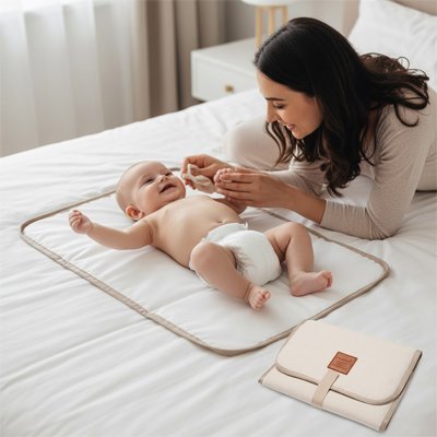 Tapis à langer nomade bébé doux et spacieux avec design neutre pour usage quotidien et nomade