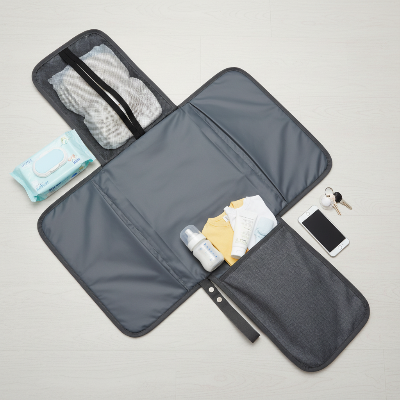 Tapis  langer nomade avec poche filet et grand espace de rangement pour bébé
