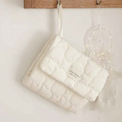 Tapis à langer nomade blanc compact  et confortable pour voyager 